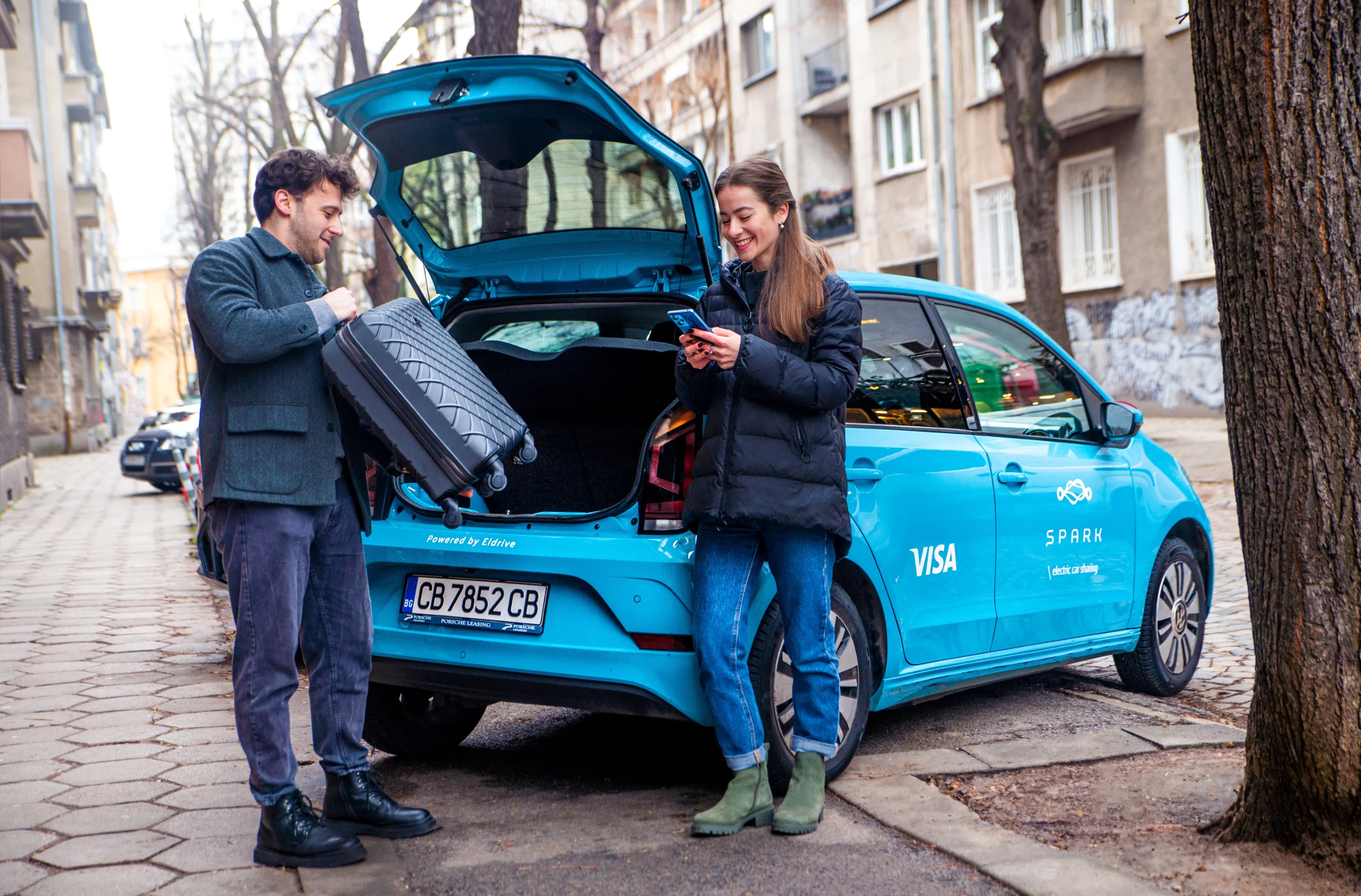 Двойка отключва SPARK автомобил на улицата