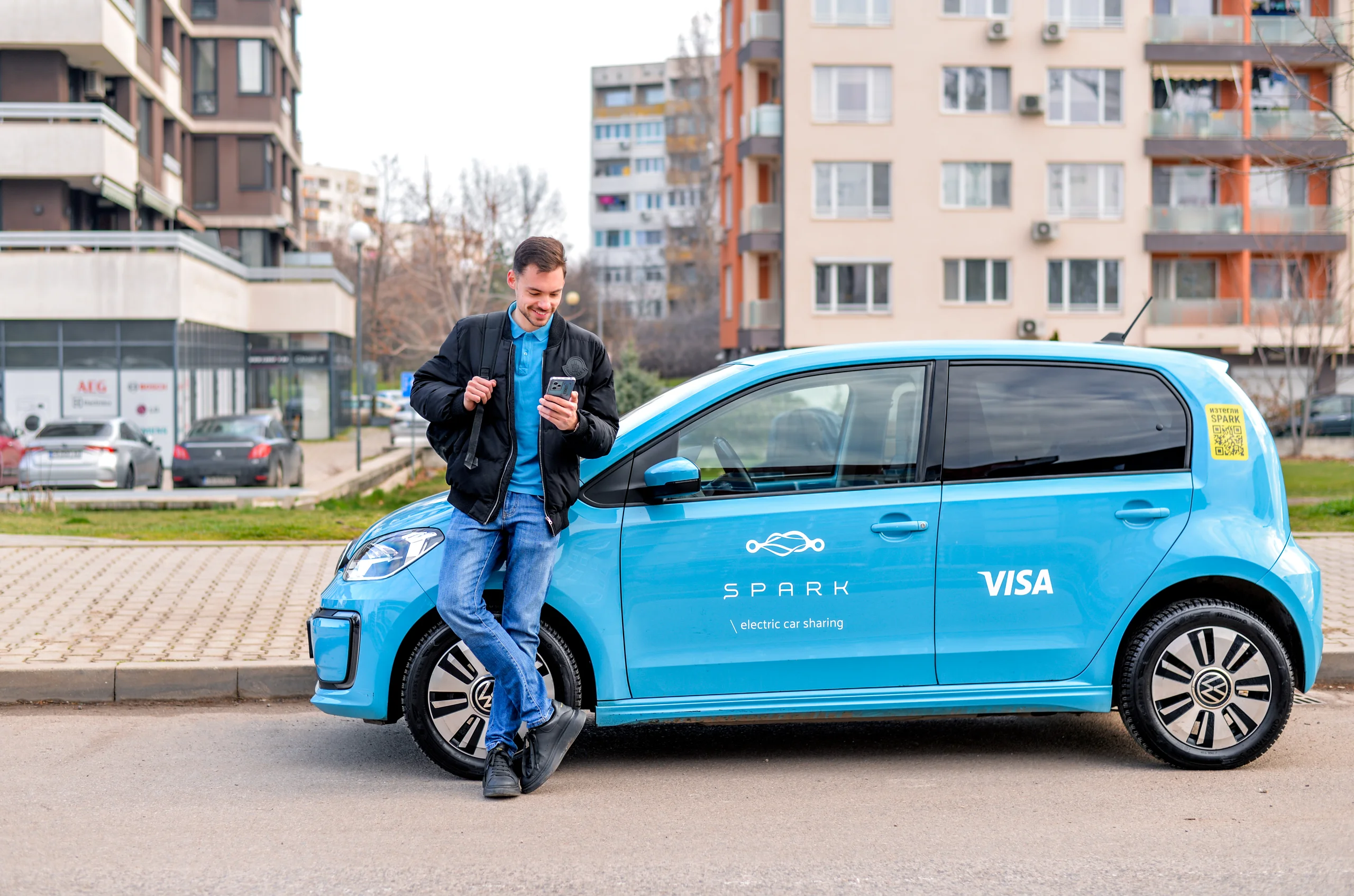 Двойка отключва SPARK автомобил на улицата